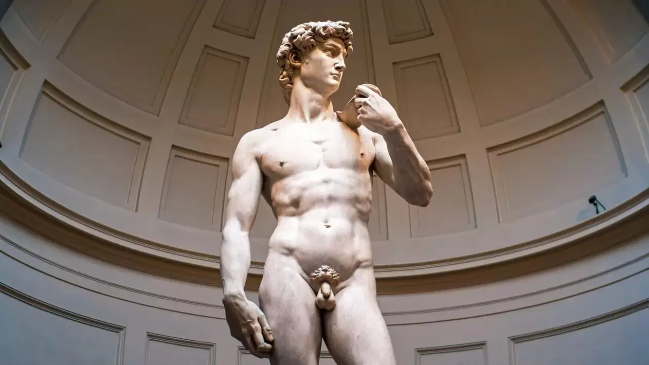 skulptura muškarca s prekrasnim penisom